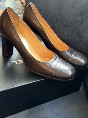Chanel  *RARE* vintage camellia accent pumps size 39.5